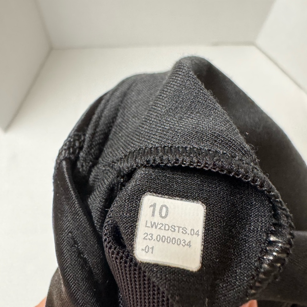 Women's Lululemon Black Cross Strap Sports Bra 10 - Picture 3 of 3